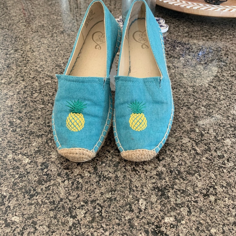 Size 8.5 turquoise with pineapple slip on